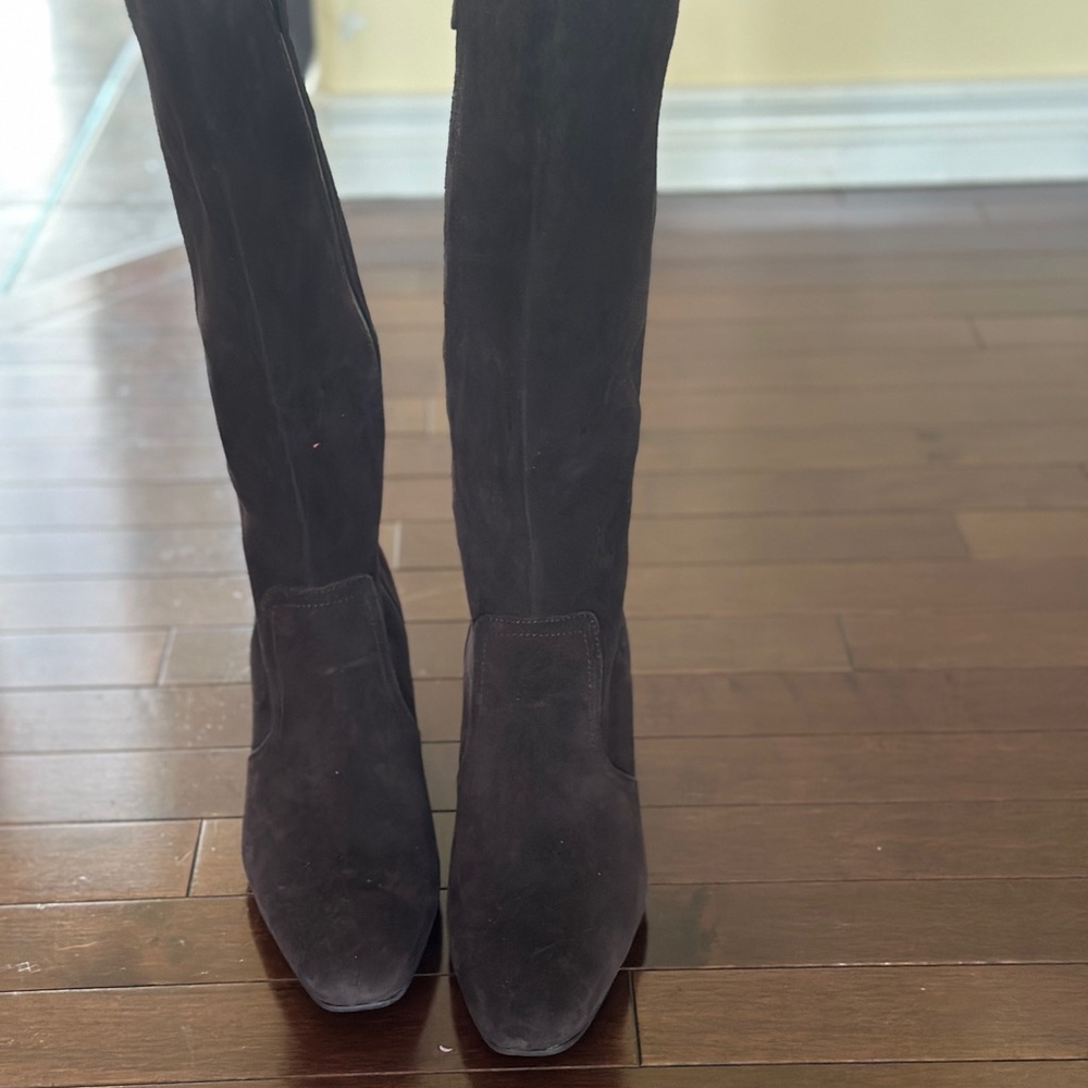 Chic Black Suede Knee-High Boots BLONDO